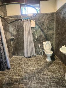 un baño con inodoro y lavabo en Tiger homestay 2 Phayam, en Ko Phayam 12 fotos más