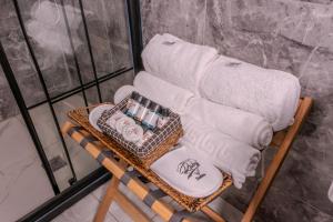 un cesto con asciugamani e cosmetici su una sedia di Ruby Hotel a Istanbul