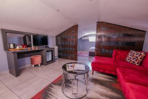 un soggiorno con un divano rosso e un tavolo di Ruby Hotel a Istanbul