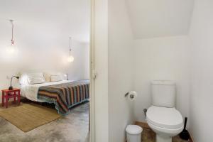 un piccolo bagno con letto e servizi igienici di Calheta Beach House T1 a Calheta Altre 22 foto