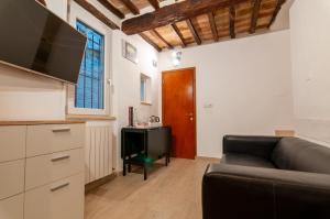 a living room with a couch and a flat screen tv at UC - Guest House Gerardo in Perugia