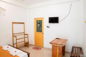 TV a/nebo společenská místnost v ubytování Kudawewa Eco Resort