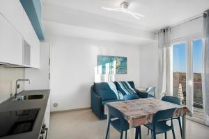 Una cocina y un comedor con mesa y sillas. en Iris, en Albenga