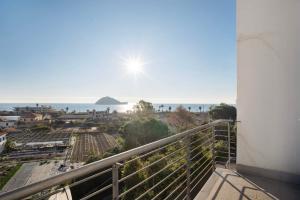 una vista del océano desde un balcón en Iris, en Albenga