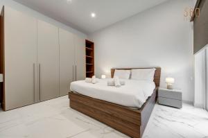 Krevet ili kreveti u jedinici u okviru objekta Stylish 1BR Apt with sofabed & backyard, Attard by 360 Estates