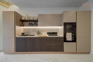 Kuhinja ili čajna kuhinja u objektu Stylish 1BR Apt with sofabed & backyard, Attard by 360 Estates