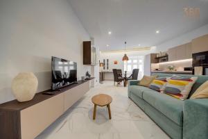 TV i/ili multimedijalni sistem u objektu Stylish 1BR Apt with sofabed & backyard, Attard by 360 Estates