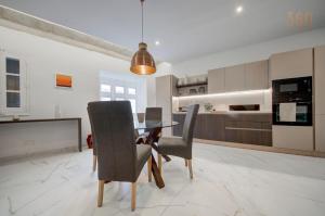 Kuhinja ili čajna kuhinja u objektu Stylish 1BR Apt with sofabed & backyard, Attard by 360 Estates