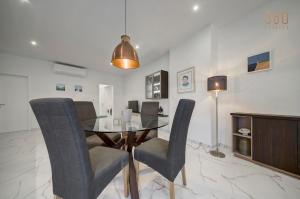 Prostor za sedenje u objektu Stylish 1BR Apt with sofabed & backyard, Attard by 360 Estates