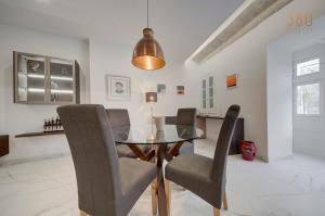 Prostor za sedenje u objektu Stylish 1BR Apt with sofabed & backyard, Attard by 360 Estates
