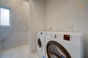 Fotografija u galeriji objekta Stylish 1BR Apt with sofabed & backyard, Attard by 360 Estates u gradu Attard