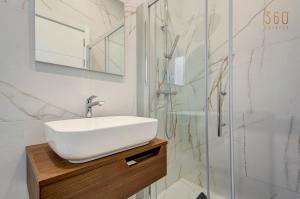 Kupatilo u objektu Stylish 1BR Apt with sofabed & backyard, Attard by 360 Estates
