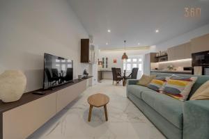 TV i/ili multimedijalni sistem u objektu Stylish 1BR Apt with sofabed & backyard, Attard by 360 Estates