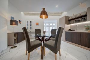 Kuhinja ili čajna kuhinja u objektu Stylish 1BR Apt with sofabed & backyard, Attard by 360 Estates