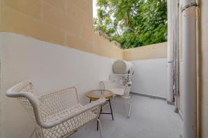 Balkon ili terasa u objektu Stylish 1BR Apt with sofabed & backyard, Attard by 360 Estates