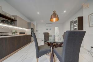 Kuhinja ili čajna kuhinja u objektu Stylish 1BR Apt with sofabed & backyard, Attard by 360 Estates