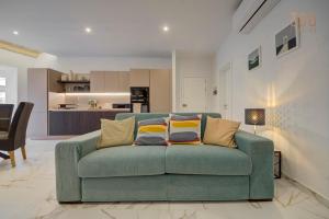 Kuhinja ili čajna kuhinja u objektu Stylish 1BR Apt with sofabed & backyard, Attard by 360 Estates +22 fotografije
