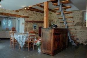 a kitchen and dining room with a table and chairs at Dordogne - Belle maison pour 8 avec piscine in Saint-Rabier