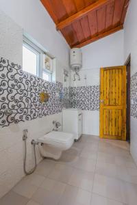 BhowāliにあるNeem Karoli Green Valley Luxury Villaのバスルーム(トイレ付)、木製のドアが備わります。 +53枚の写真