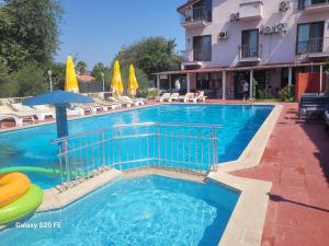 Bazén v ubytování Dalyan Nehir suit hotel nebo v jeho okolí