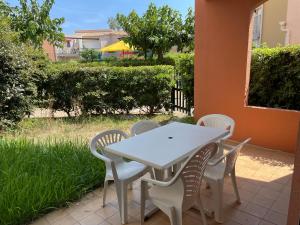 Vonkajšia záhrada v ubytovaní CAPAO Joli T2 cabine piscine proche mer plage Richelieu Cap d'Agde