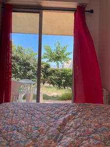 Posteľ alebo postele v izbe v ubytovaní CAPAO Joli T2 cabine piscine proche mer plage Richelieu Cap d'Agde