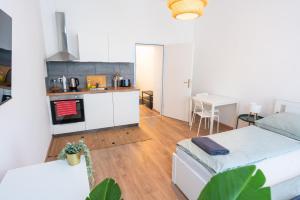 Il comprend une cuisine et un salon avec un lit et une table. dans l'établissement Vienna City Apartments 1110 Vienna, à Vienne 107 autres photos