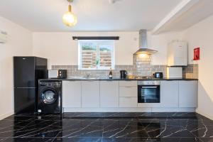 Køkken eller tekøkken på Stylish Apartment - Free Wifi & Netflix - Parking - Pet Friendly 3MH