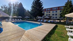 Bazén v ubytovaní SELMENT RESORT Mazury alebo v jeho blízkosti
