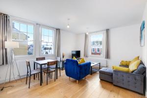 a living room with a couch and a table at Eastons 2 Bedroom Apartment with Sofa Bed in High Wycombe
