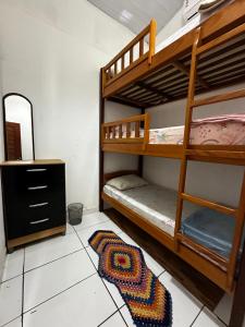 阿廷斯Casa da praia Atins Maranhão的一间卧室配有带镜子和地毯的双层床