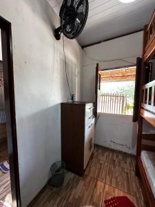 阿廷斯Casa da praia Atins Maranhão的客房配有书桌和吊扇。 更多37张照片