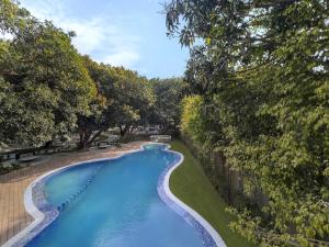 una vista sul tetto di una piscina alberata di ZANA Luxury Suites and Cottages, Dhikuli, Jim Corbett a Ramnagar