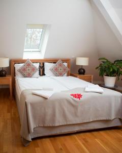 a bedroom with a bed with white sheets and a window at Hotel Altes Fährhaus in Berlin