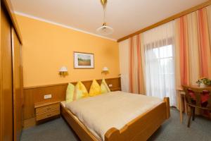 a hotel room with a bed and a window at Landhaus Gailer in Treffen