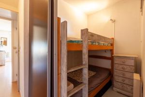 En eller flere senge i et værelse på Studio Sanary