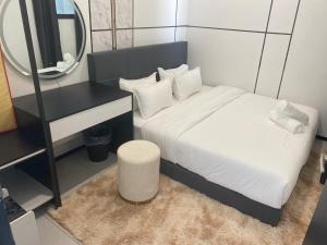 a small bedroom with a bed and a mirror at Georgetown Cozy Ins Family Couple Servis Suites in Jelutong +11 photos
