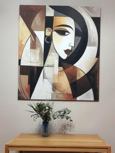 una pintura de una mujer en una pared en Ultra Central Nice Ap, en Chişinău