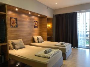 丹绒亚路Hustle Studio free wifi,Netfilx, 5m to Tanjung Aru的有两张床和一扇窗户的房间
