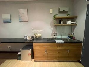 Hustle Studio free wifi,Netfilx, 5m to Tanjung Aru的厨房或小厨房