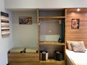 Hustle Studio free wifi,Netfilx, 5m to Tanjung Aru客房内的一张或多张床位