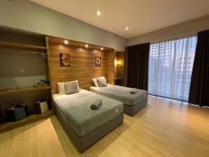 Hustle Studio free wifi,Netfilx, 5m to Tanjung Aru客房内的一张或多张床位