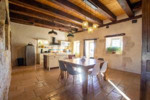 Η κουζίνα ή μικρή κουζίνα στο Aux charmes d'angely