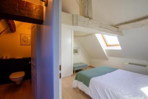 Ένα ή περισσότερα κρεβάτια σε δωμάτιο στο Aux charmes d'angely +27 φωτογραφίες