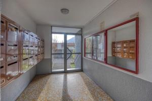 pusty pokój z drzwiami i oknem w obiekcie Le Semard - Schneider - EDF - ST Micro - CEA w mieście Saint-Martin-le-Vinoux +9 zdjęć