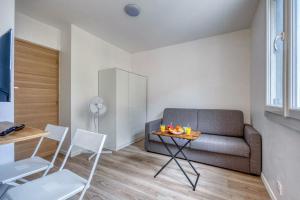 salon z kanapą i stołem w obiekcie Le Semard - Schneider - EDF - ST Micro - CEA w mieście Saint-Martin-le-Vinoux