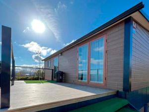 une maison avec une terrasse avec vue sur l'océan dans l'établissement Apartamentos via street 3000, à Hinojedo