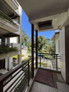 ein Blick vom Balkon eines Gebäudes in der Unterkunft Outlook Ridge Residences VY in Baguio City + 3 Fotos