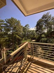 ein Blick vom Balkon eines Hauses in der Unterkunft Outlook Ridge Residences VY in Baguio City
