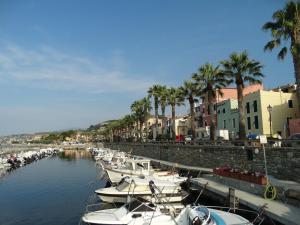 Un montón de barcos están atracados en un puerto en Strada Casai 19, en Riva Ligure